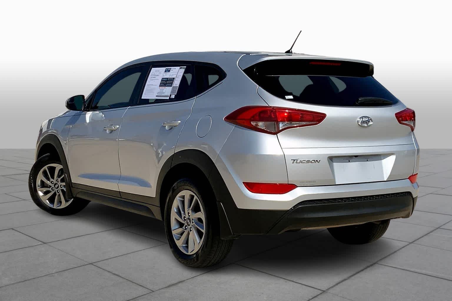 Used 2018 Molten Silver Hyundai SE image 11