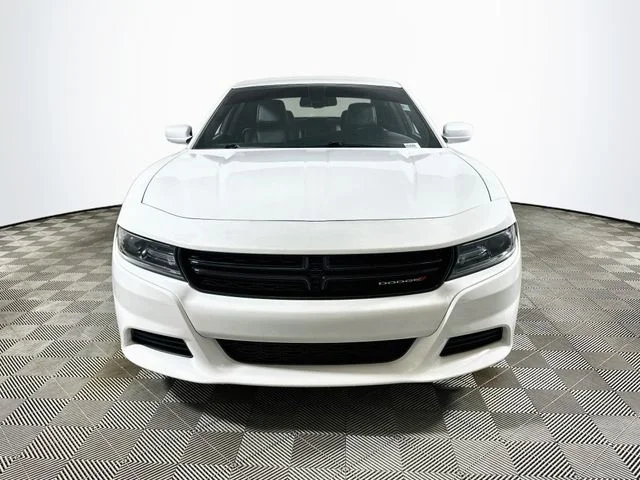 Used 2019 White Dodge SXT image 8
