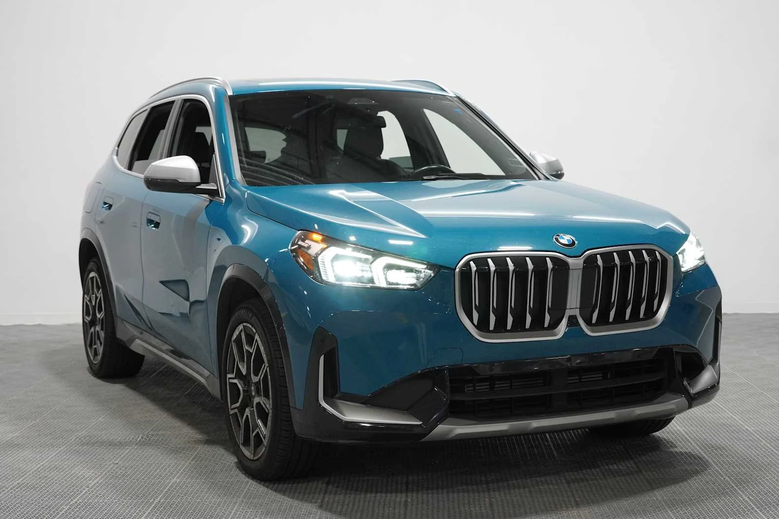 Used 2024 Blue Bay Lagoon Metallic BMW xDrive28i image 3