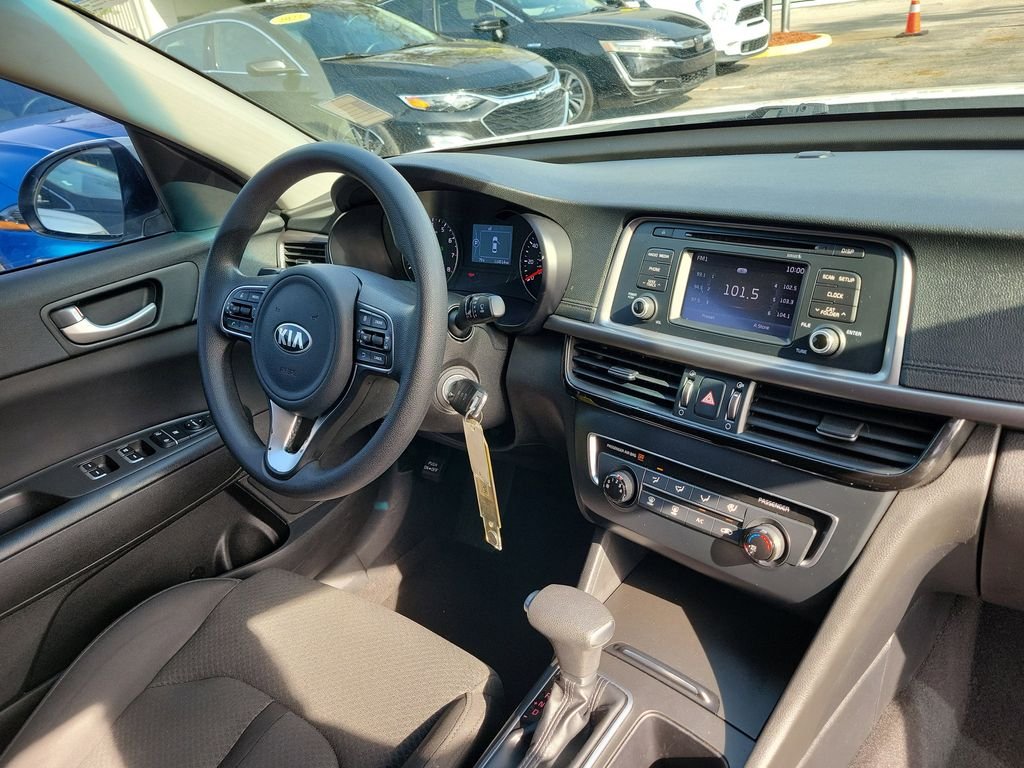 2017 Kia Optima LX - Photo 8