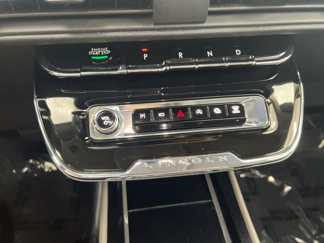 Used 2023 White Lincoln Standard image 19