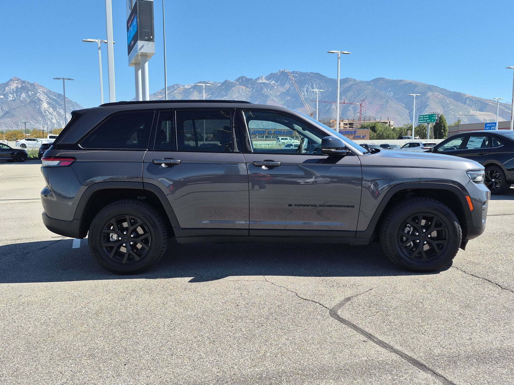 Used 2024 Baltic Gray Metallic Clearcoat Jeep Altitude image 2