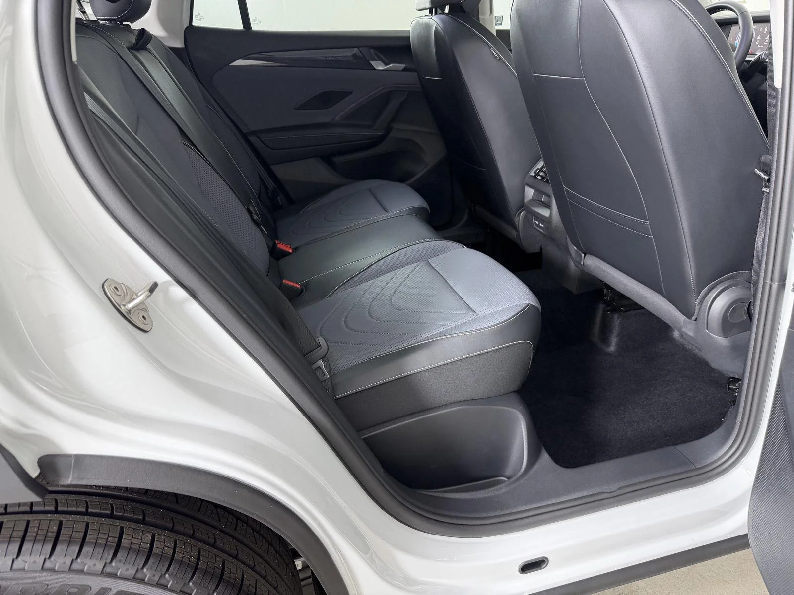 New 2026 Pure White Volkswagen SE image 16