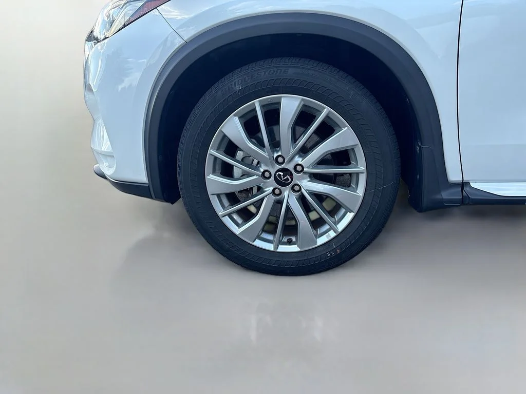 Used 2023 White INFINITI LUXE image 13