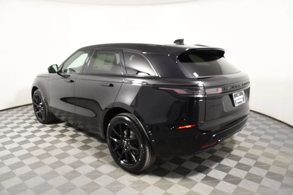 New 2026 Santorini Blk Land Rover Dynamic SE image 3