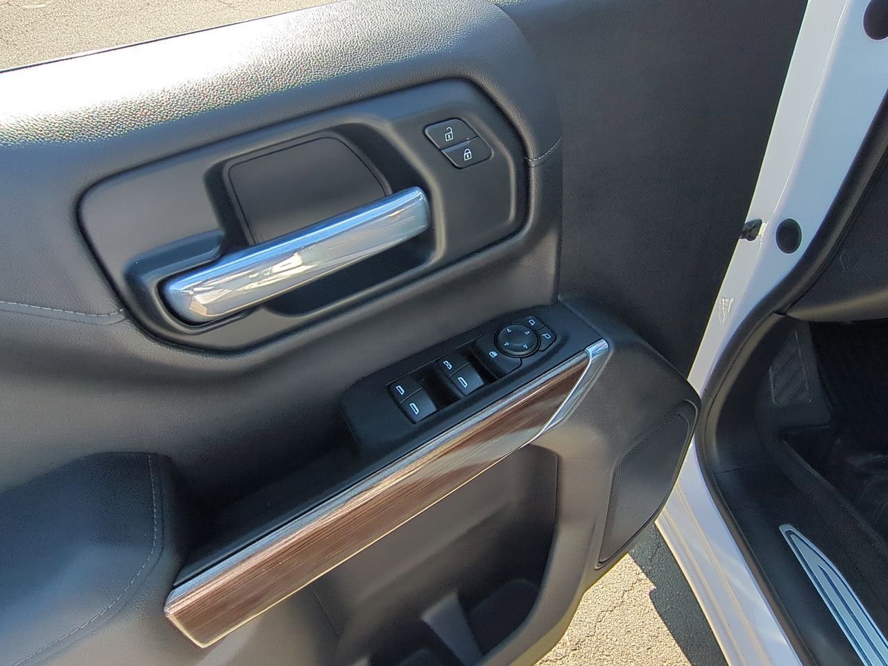 Used 2021 SUMMIT WHITE Chevrolet LT image 22
