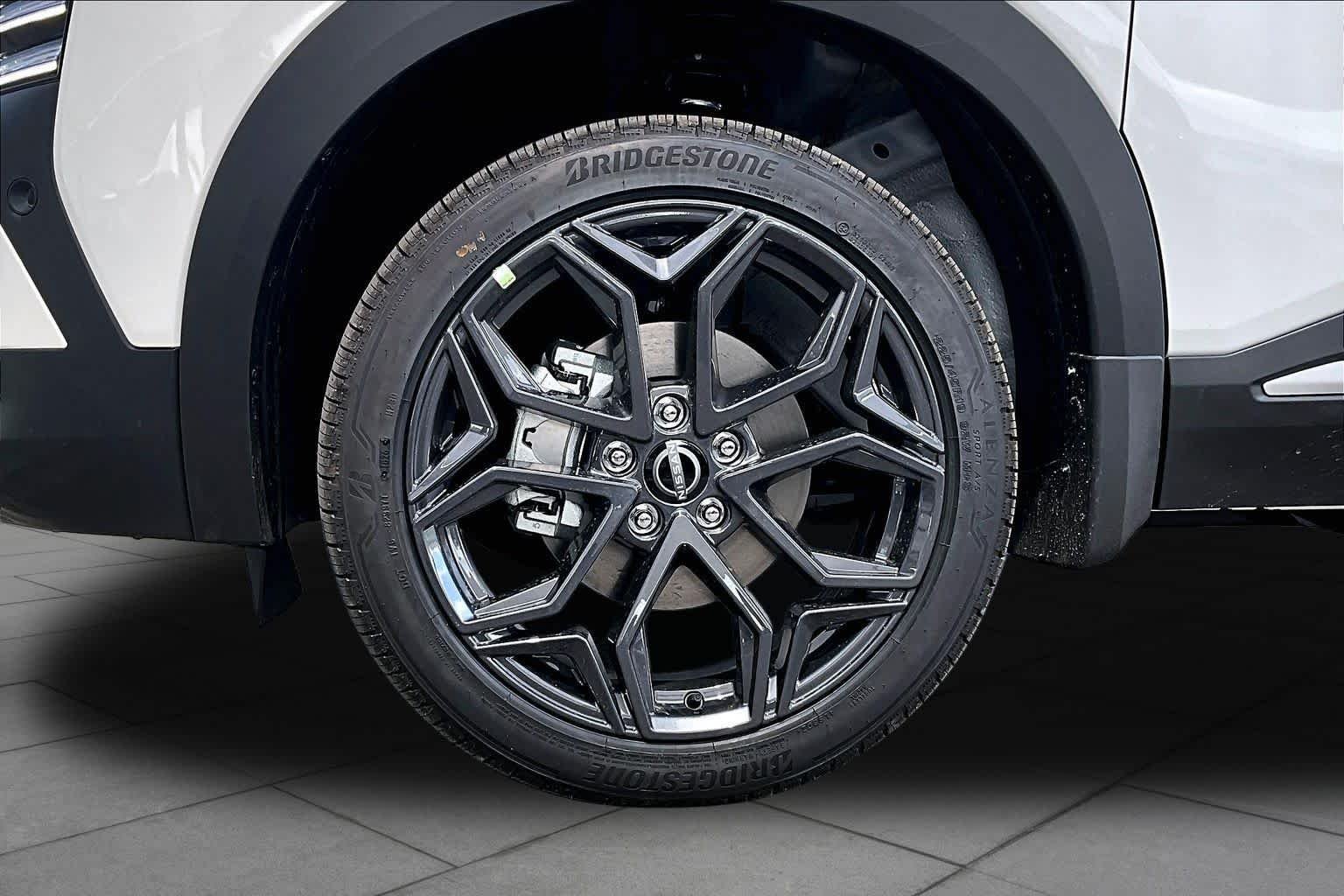 New 2026 Aspen White Tricoat/Super Black Nissan SR image 9