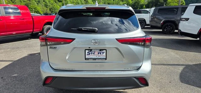 Used 2022 Silver Toyota XLE image 7