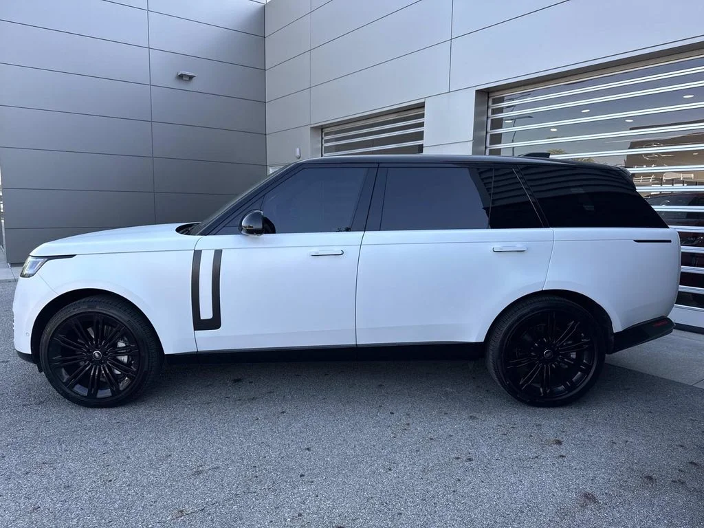 Used 2025 White Land Rover SE image 4