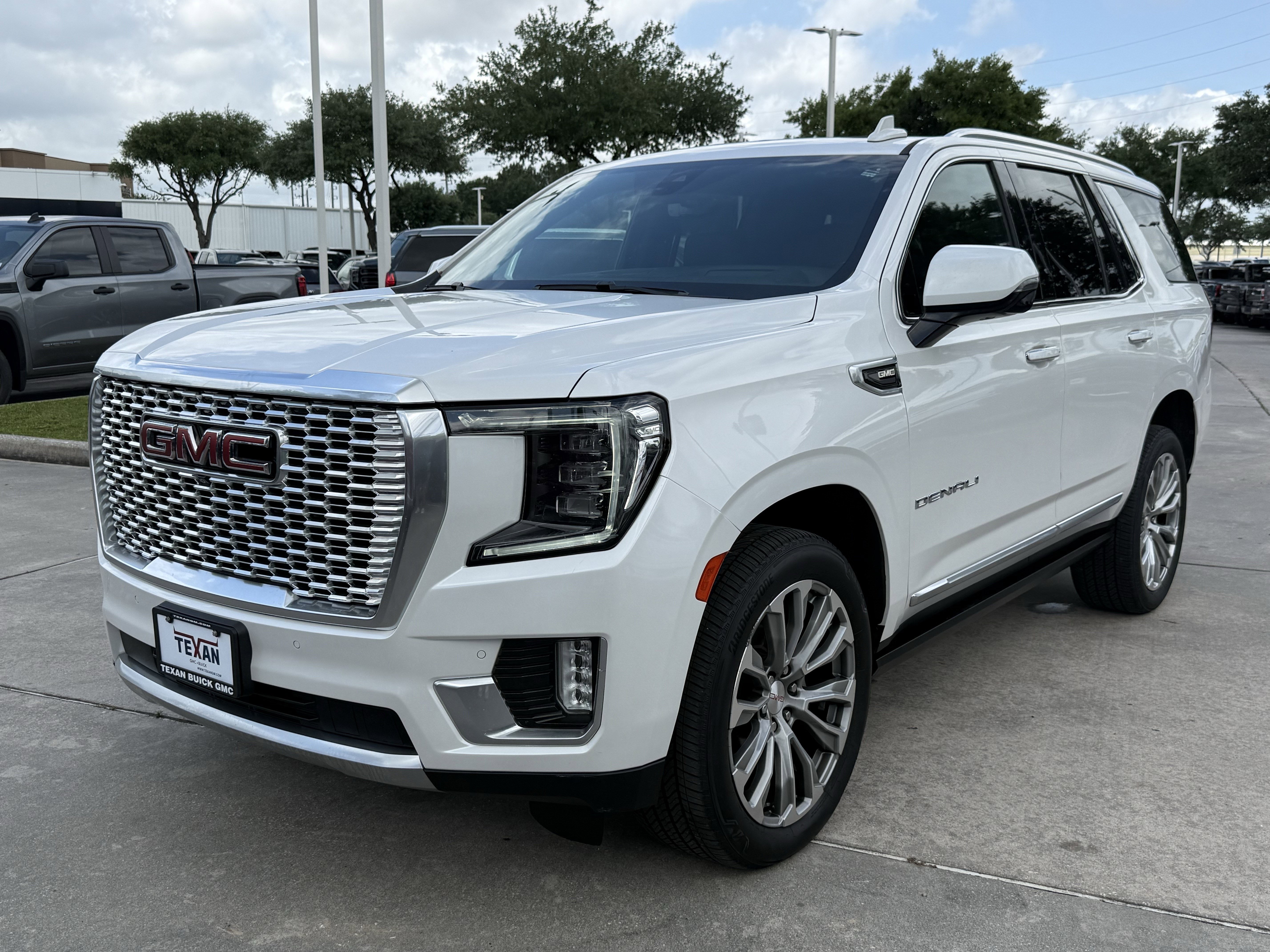 Used 2021 White Frost Tricoat GMC  image 8