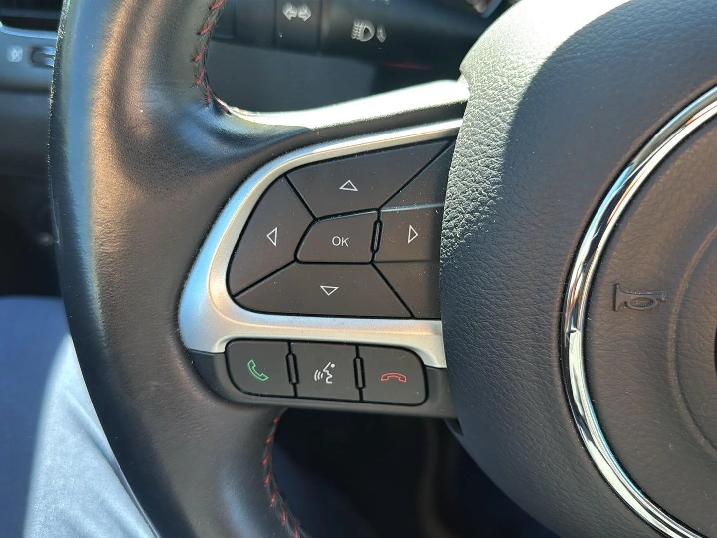 Used 2019 White Clearcoat Jeep Trailhawk image 16