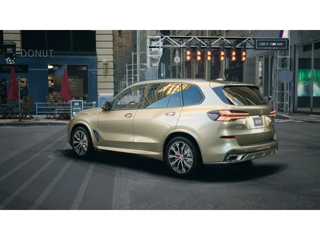New 2026 Manhattan Green Metallic BMW xDrive40i image 2