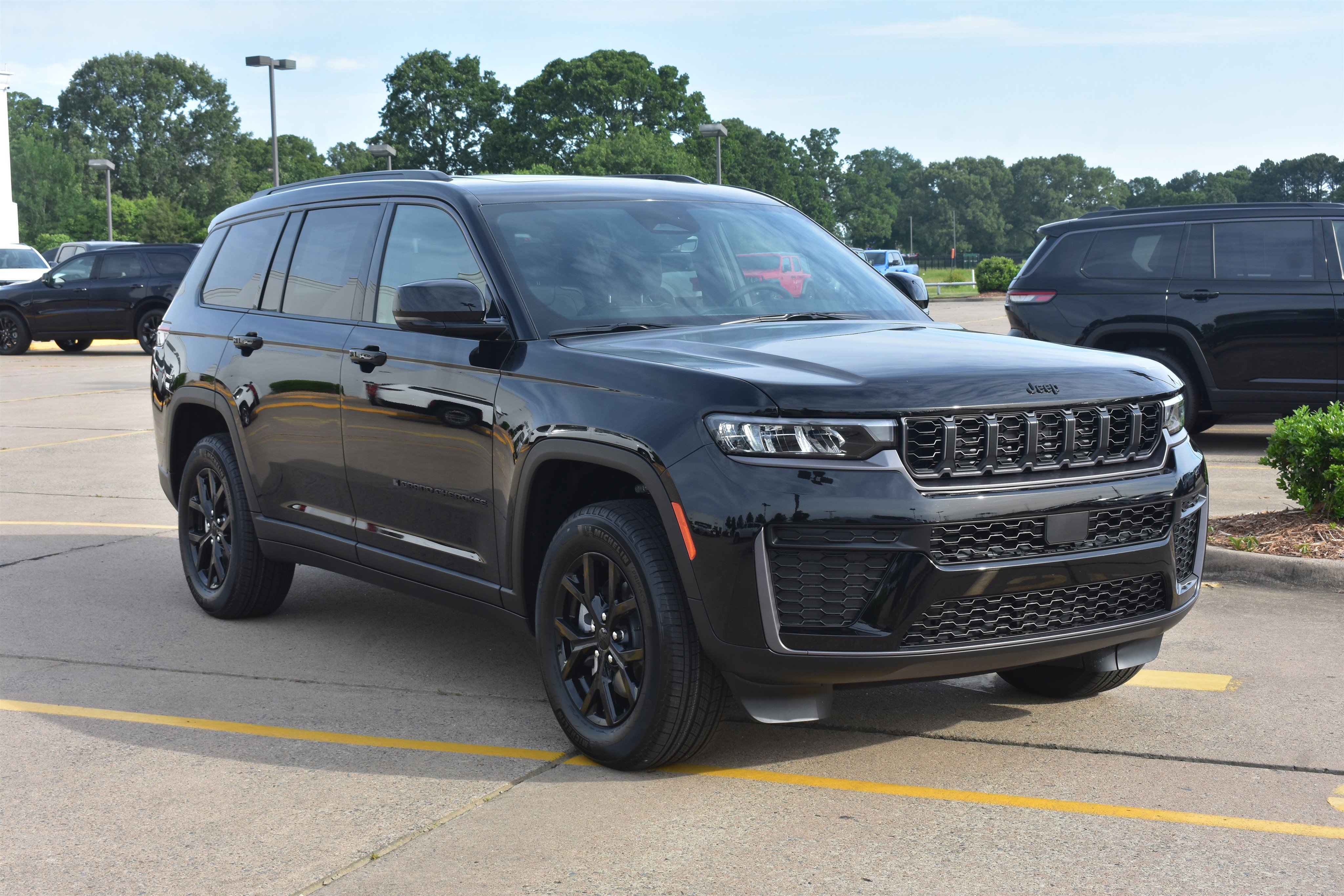 New 2026 Diamond Black Crystal Pearl-Coat Exterior Paint Jeep Laredo Altitude image 3