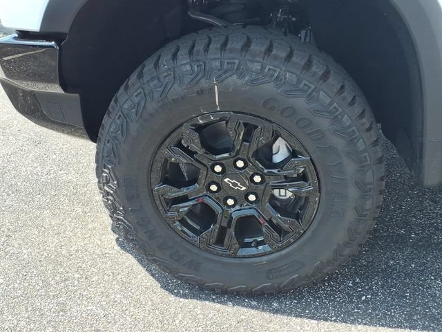 New 2026 Summit White Chevrolet ZR2 image 15
