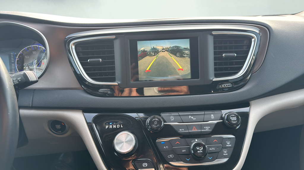 Used 2018 Silver Chrysler Touring L image 16