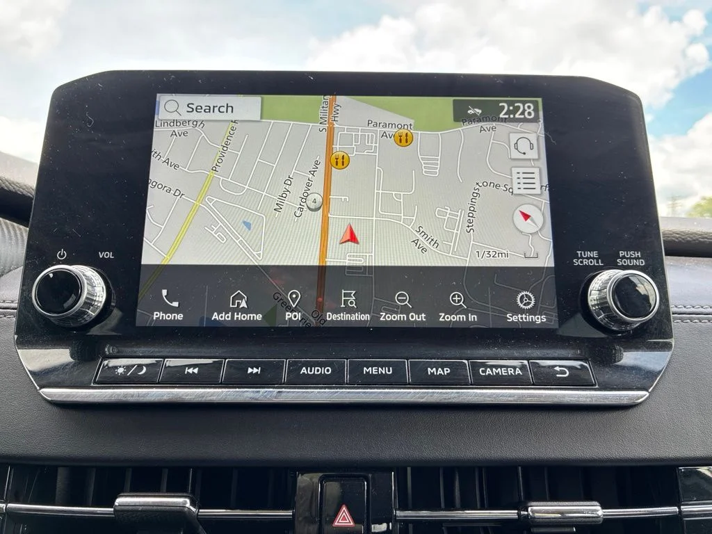 Used 2024 Silver Mitsubishi SE image 16