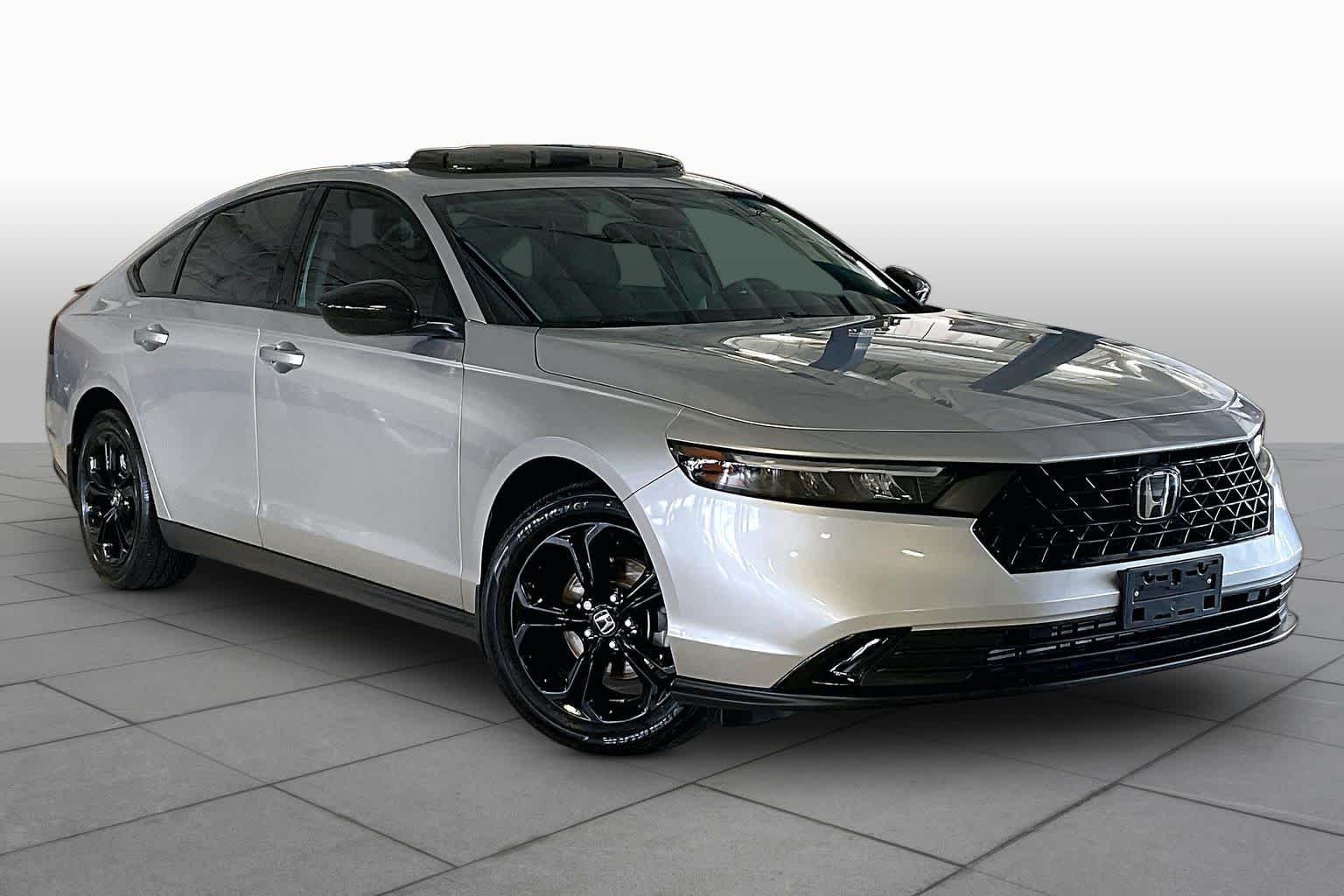 Used 2025 Solar Silver Metallic Honda SE image 2