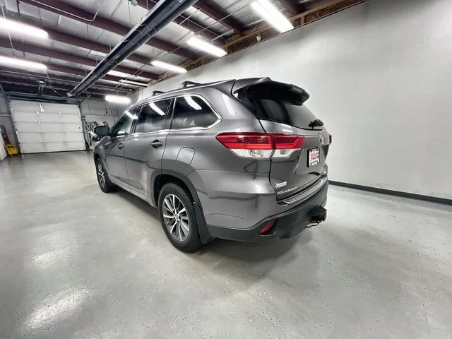 Used 2018 Gray Toyota XLE image 6