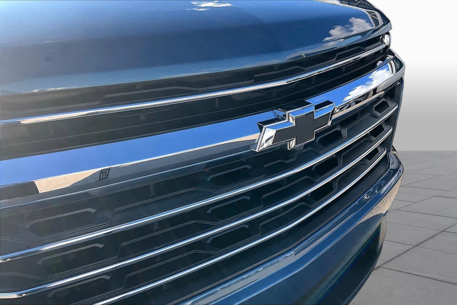 Used 2025 Lakeshore Blue Metallic Chevrolet AWD LT image 29