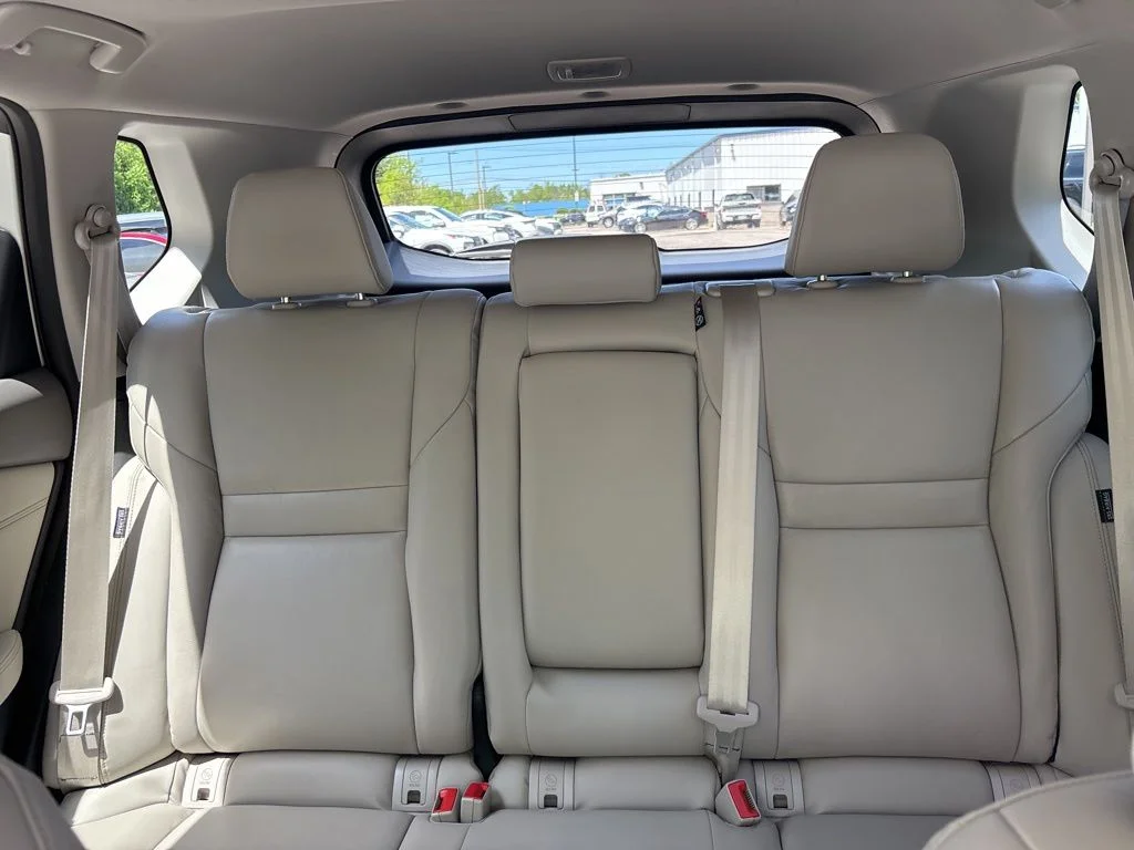 Used 2021 White Nissan SL image 27