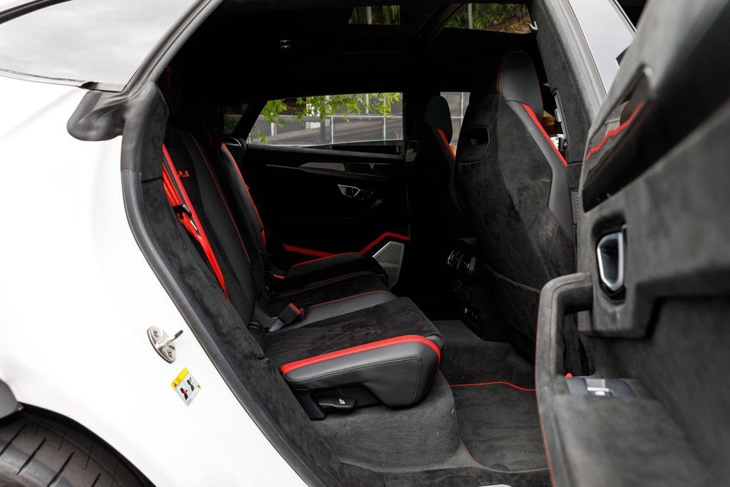 Used 2024 White Lamborghini Performante image 16