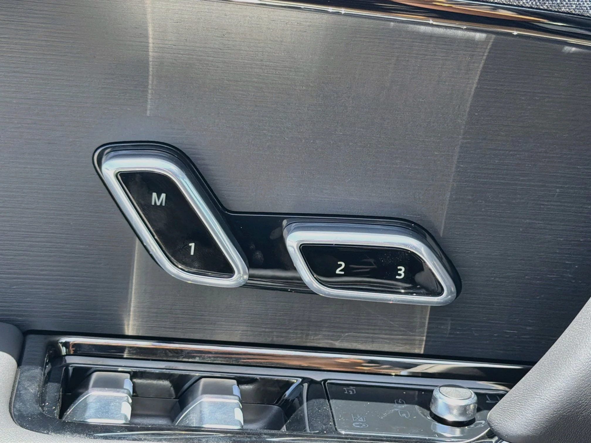 New 2026 Santorini Black Land Rover Dynamic SE image 26