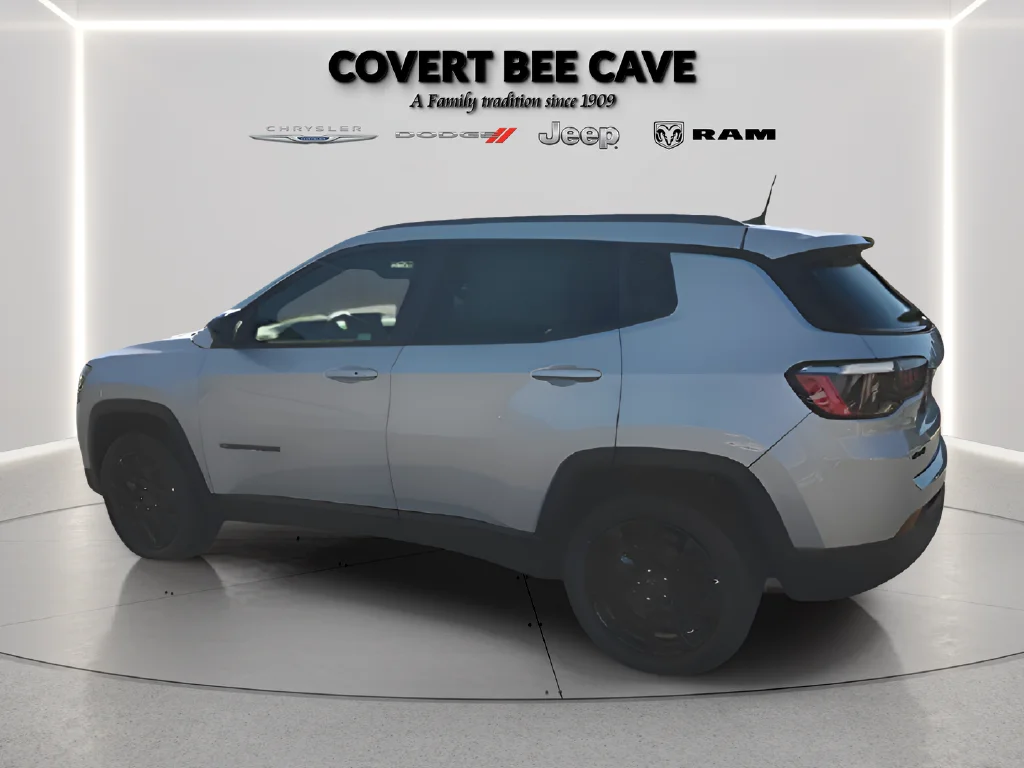 New 2026 Silver Zynith Metallic Clearcoat Jeep Latitude image 10