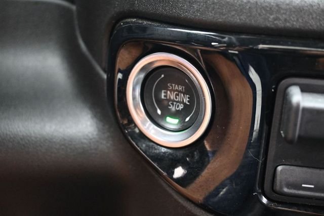 Used 2025 White GMC SLT image 21