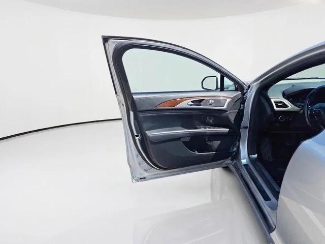 Used 2017 Silver Lincoln Reserve image 14