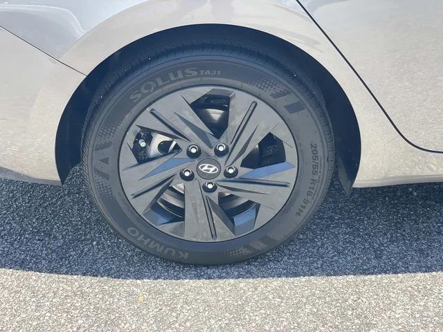 Used 2021  Hyundai SEL image 6
