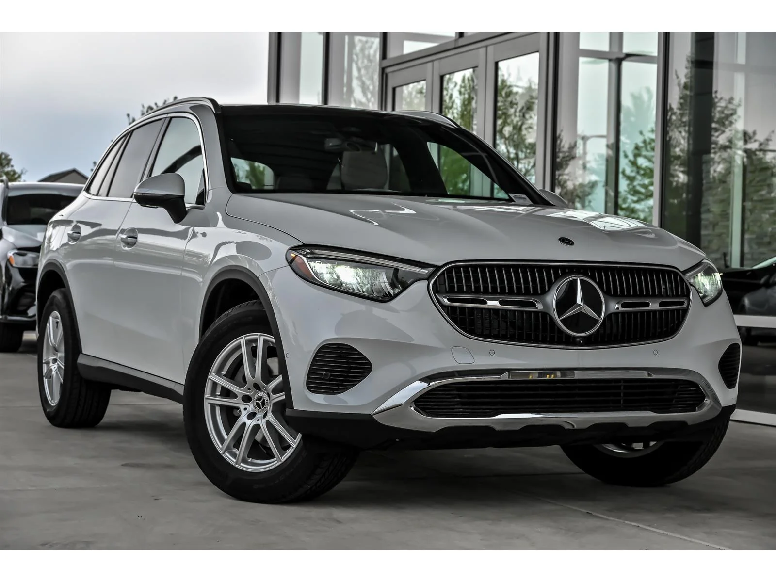 New 2026 Manufaktur Moonlight White Metallic Mercedes-Benz GLC 300 4MATIC® image 1