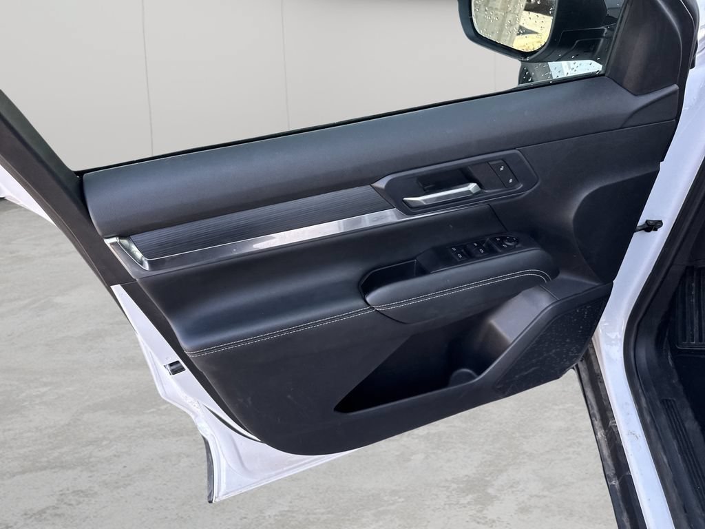 Used 2025 Summit White GMC Elevation image 9