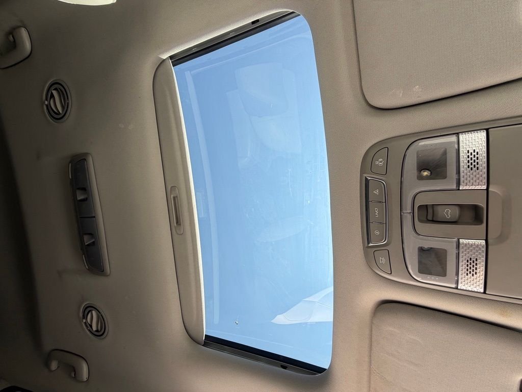 Used 2021 White Kia S image 13