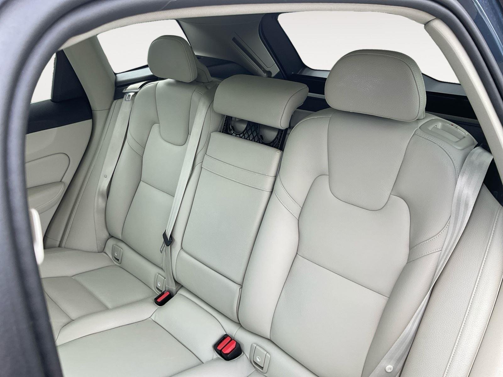 Used 2018 Denim Blue Metallic Volvo Momentum image 13