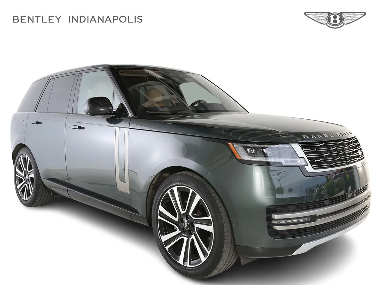 Used 2023 Green Land Rover SE image 1