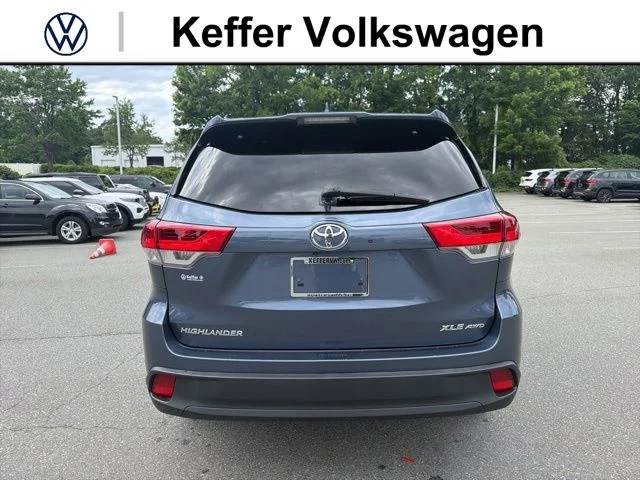 Used 2018 Blue Toyota XLE image 4