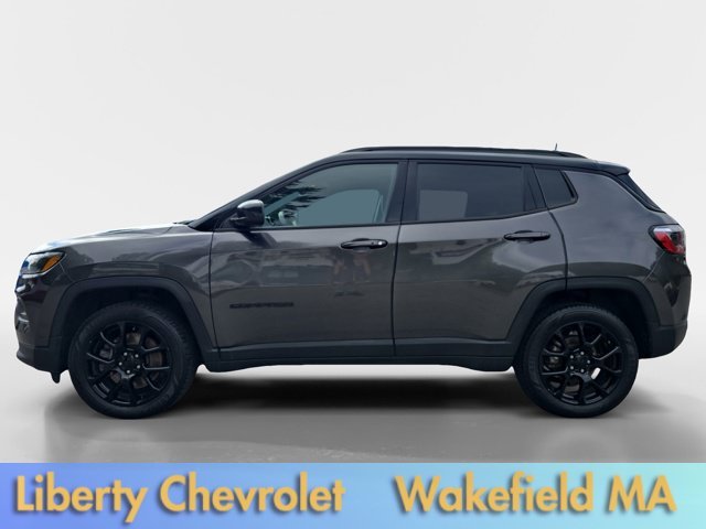 Used 2023 Granite Crystal Metallic Clearcoat Jeep Altitude image 4