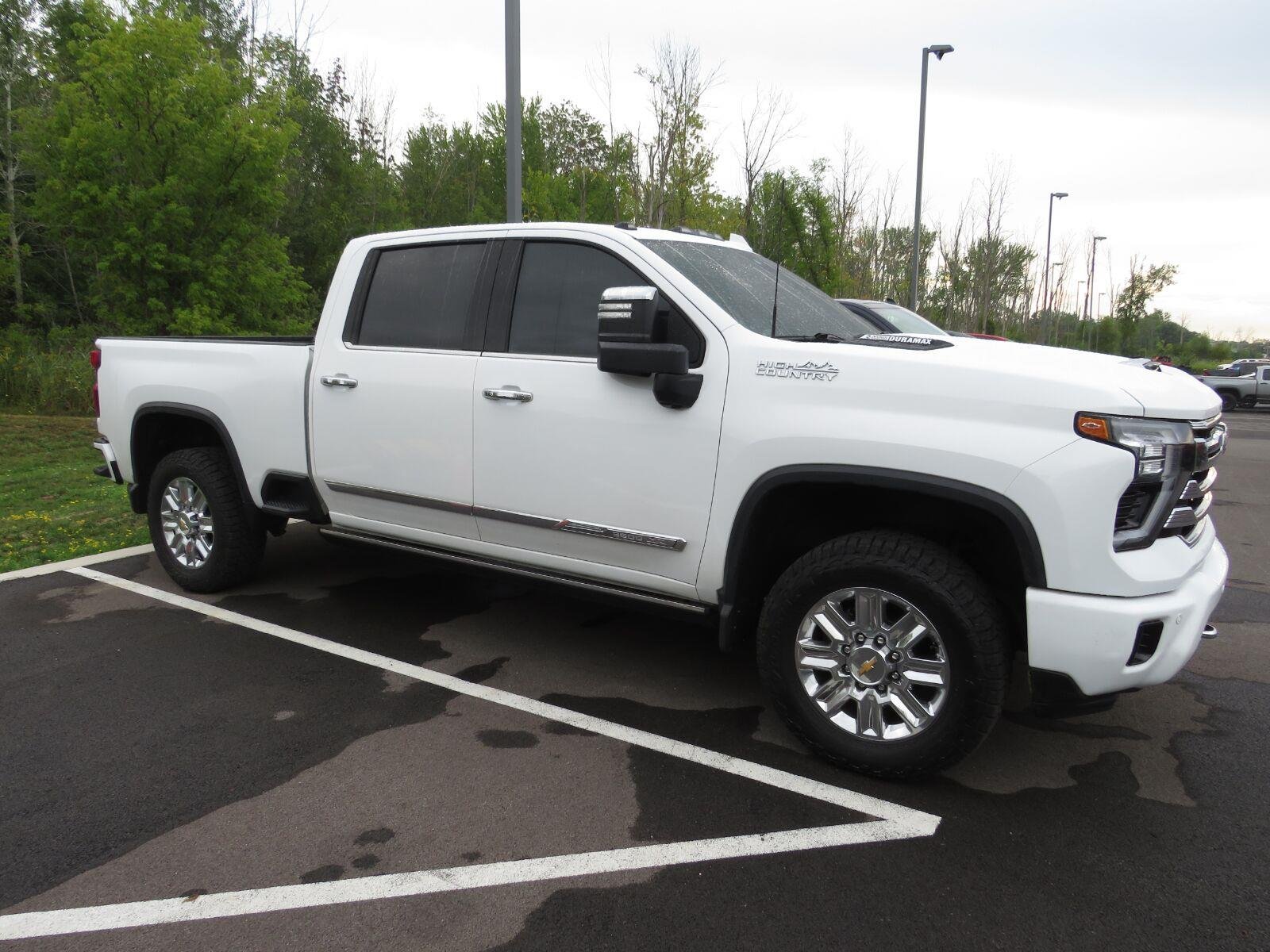 Used 2024 Summit White Chevrolet High Country image 7