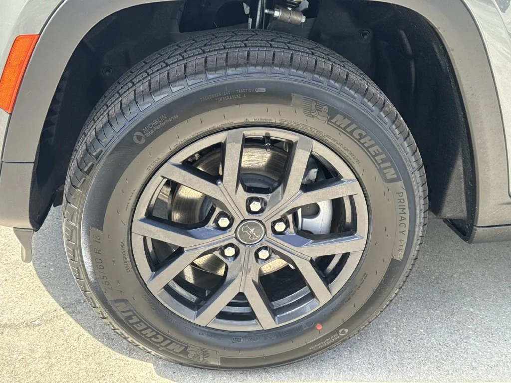 New 2027 Gray Jeep Laredo Altitude image 6