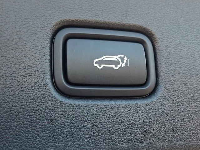 Used 2025 White Hyundai SEL Convenience image 30