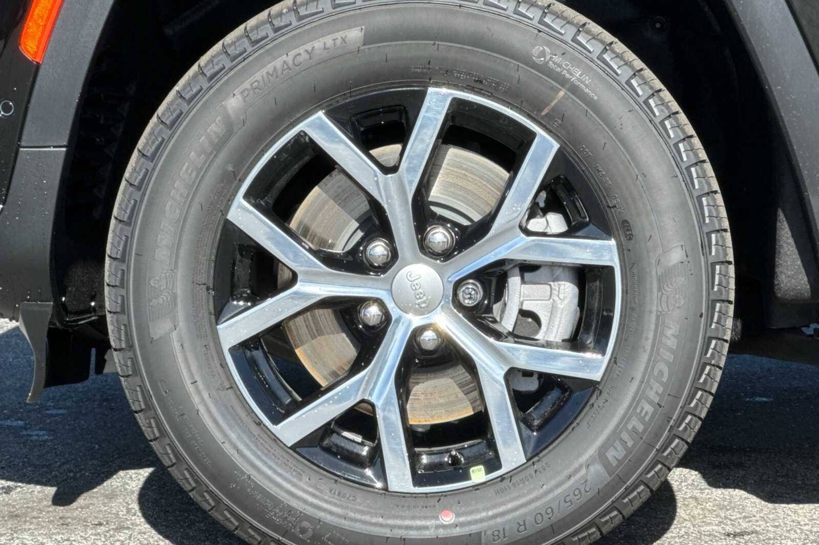 New 2025 Diamond Black Crystal Pearl-Coat Exterior Paint Jeep Limited image 26
