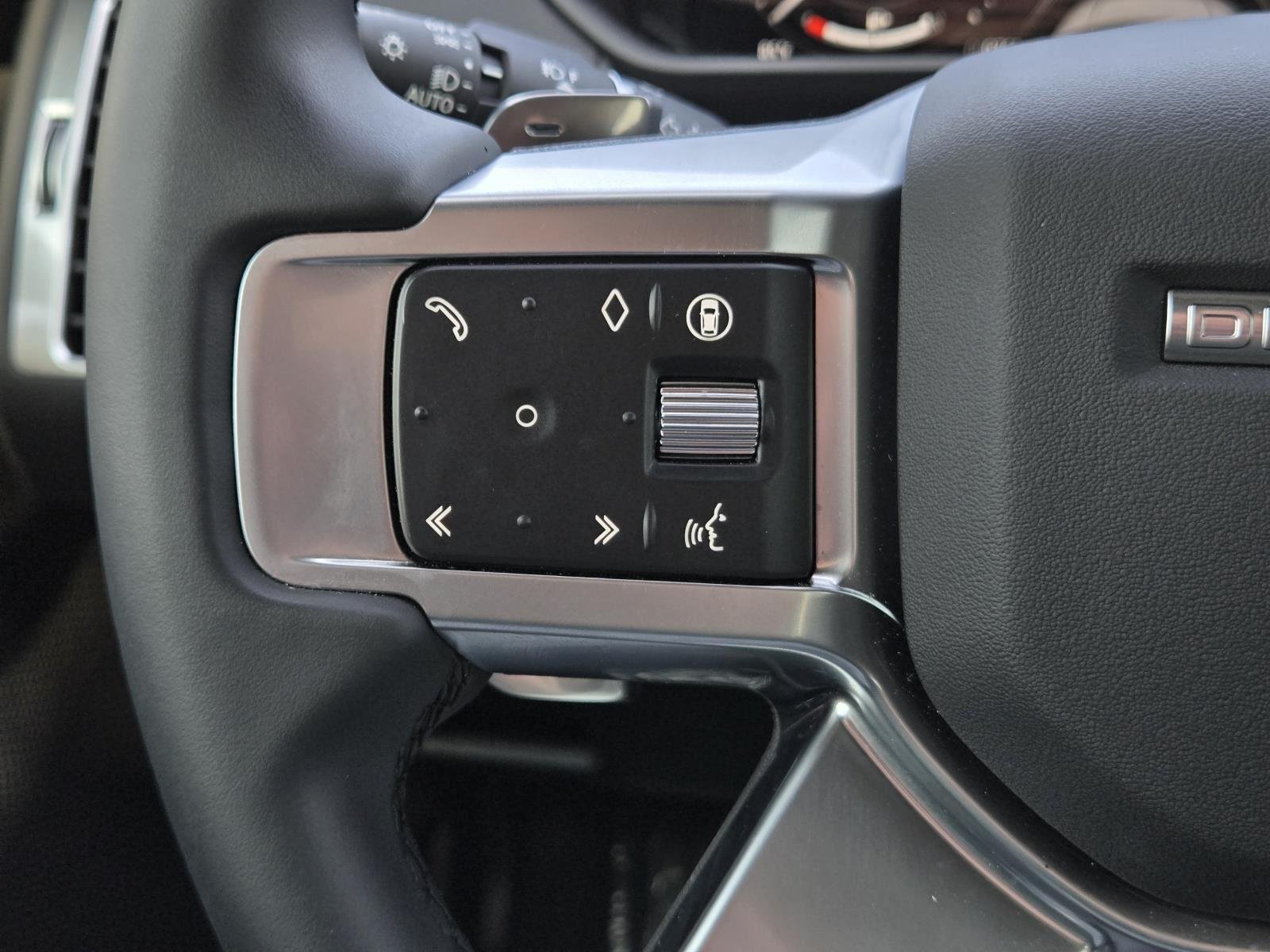Used 2025 Santorini Black Metallic Land Rover S image 11