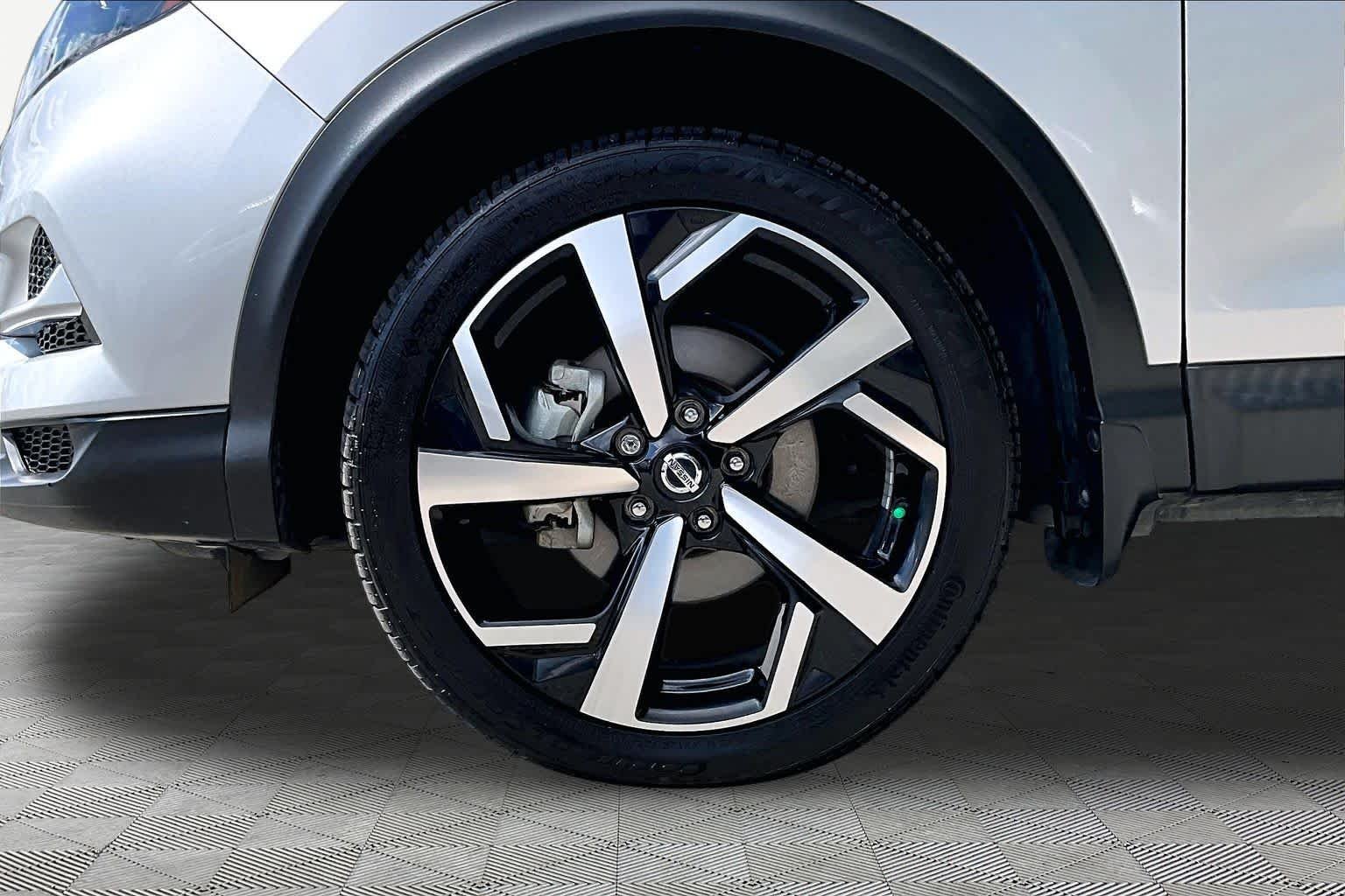 Used 2022 Brilliant Silver Metallic Nissan SL image 11