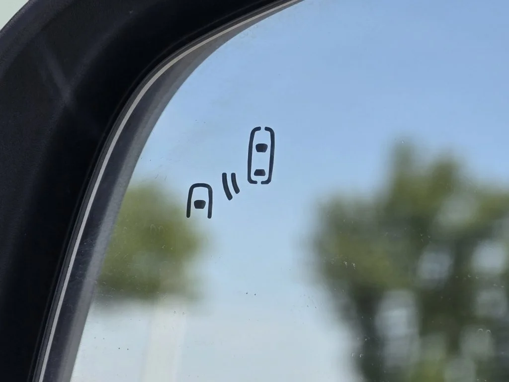 Used 2018 Summit White Buick Essence image 17