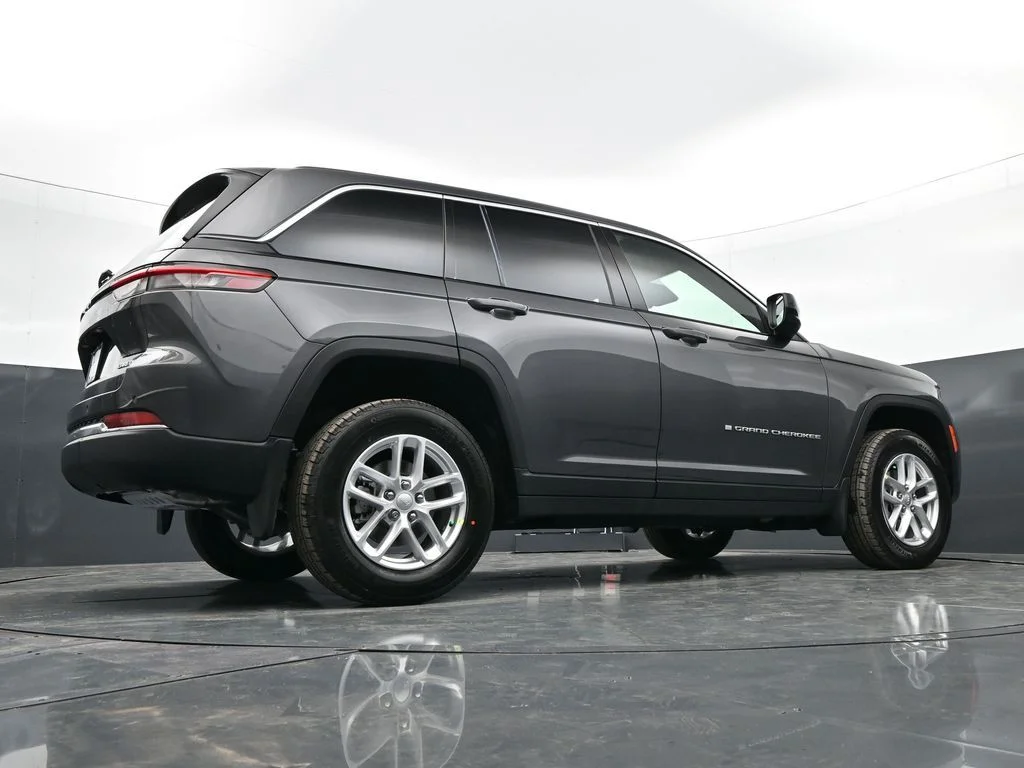 New 2026 Baltic Gray Metallic Clear-Coat Exterior Paint Jeep Laredo X image 40