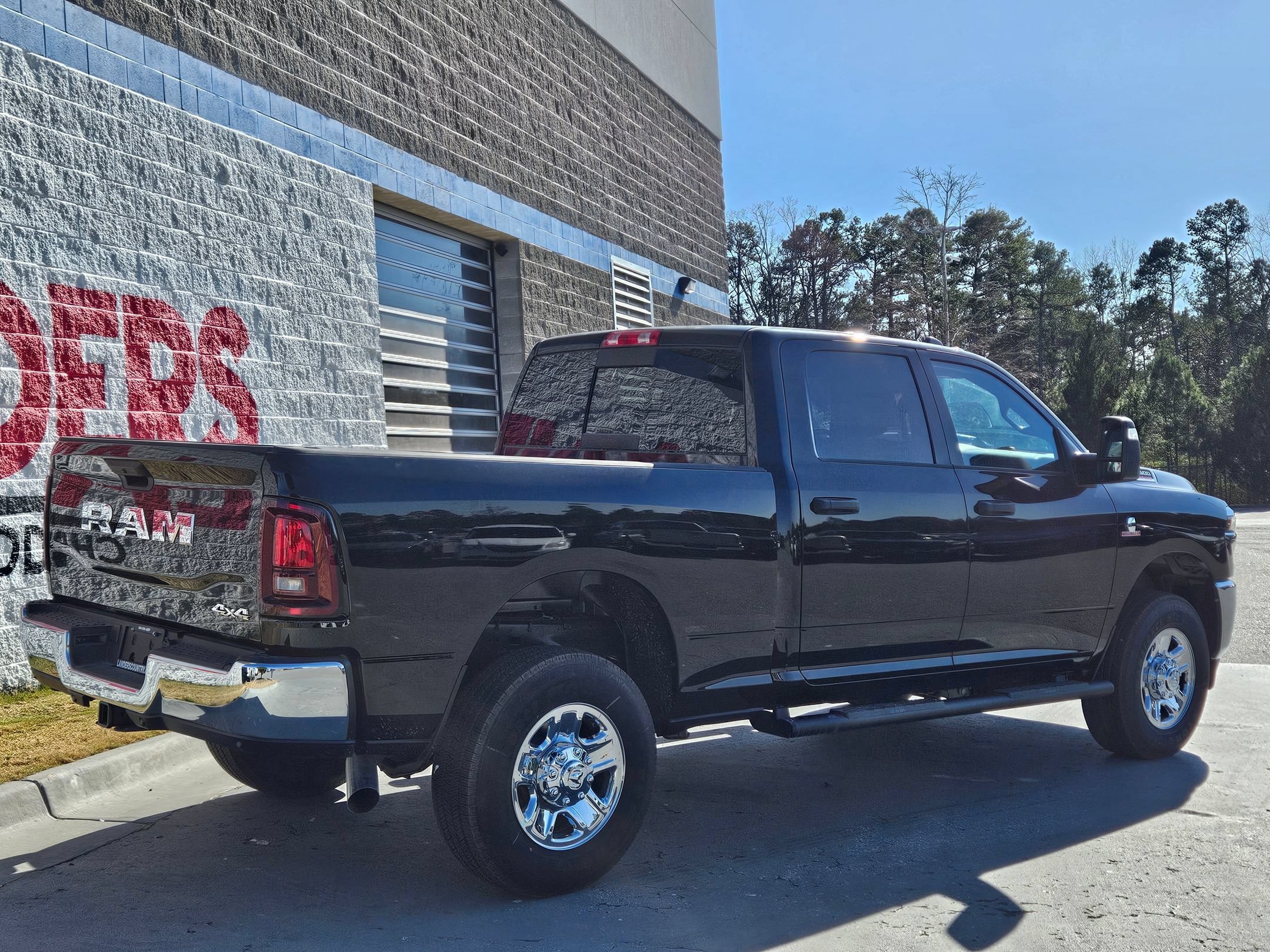 New 2026 Diamond Black Crystal Pearl-Coat Exterior Paint RAM Tradesman image 7