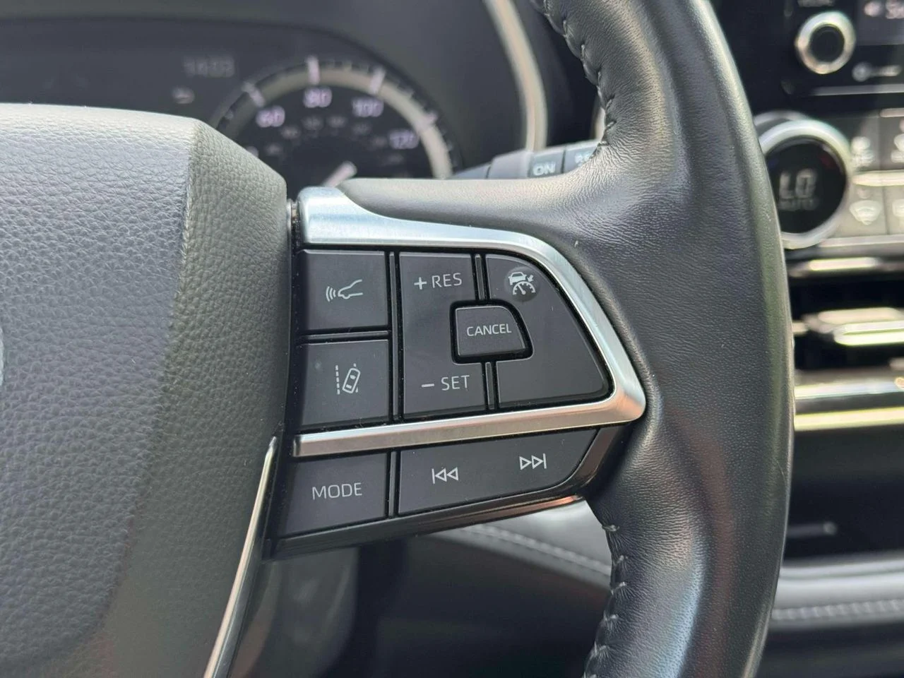 Used 2020 Midnight Black Metallic Toyota XLE image 28
