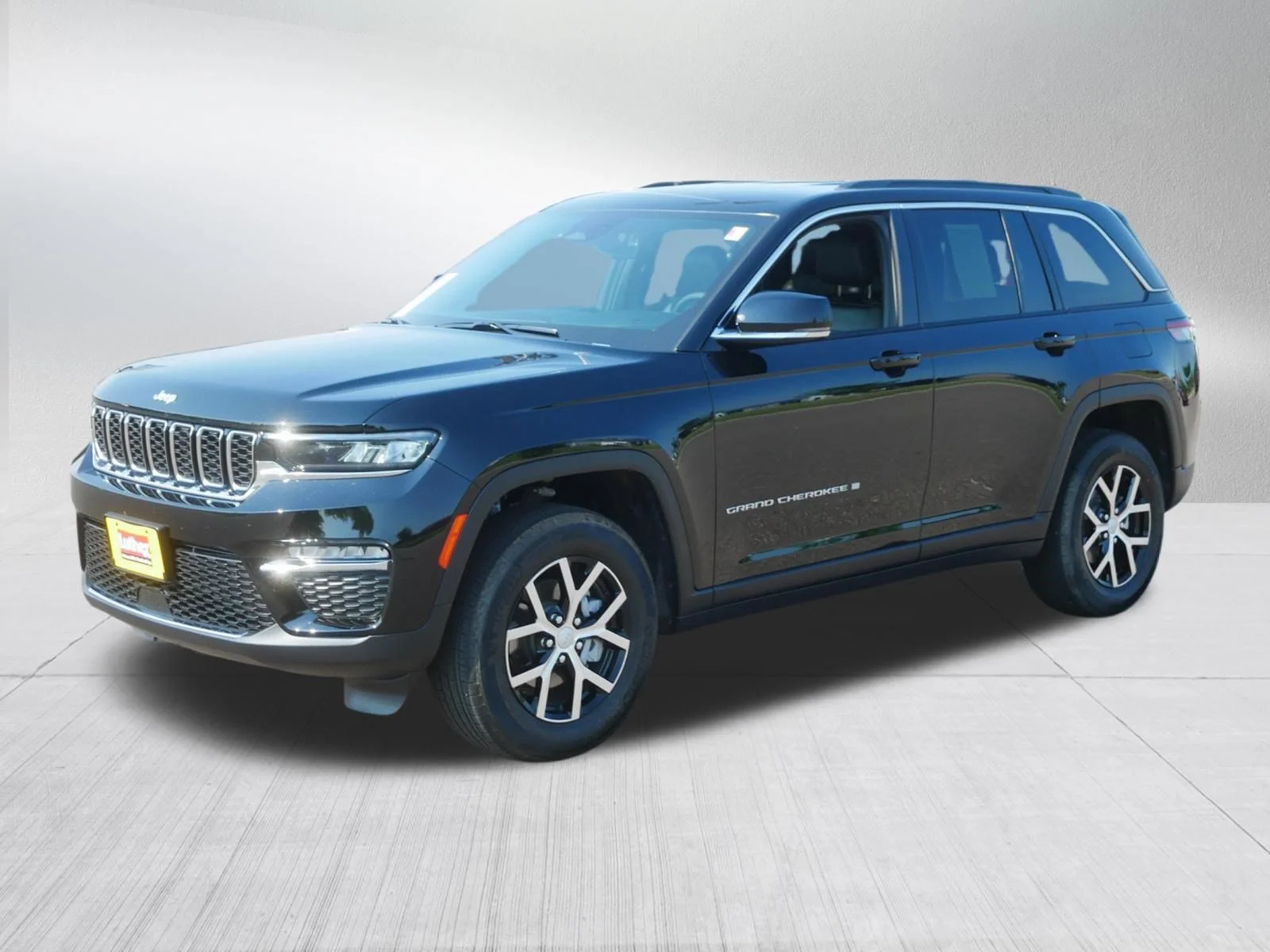 Used 2025 Diamond Black Crystal Pearlcoat Jeep Limited image 3