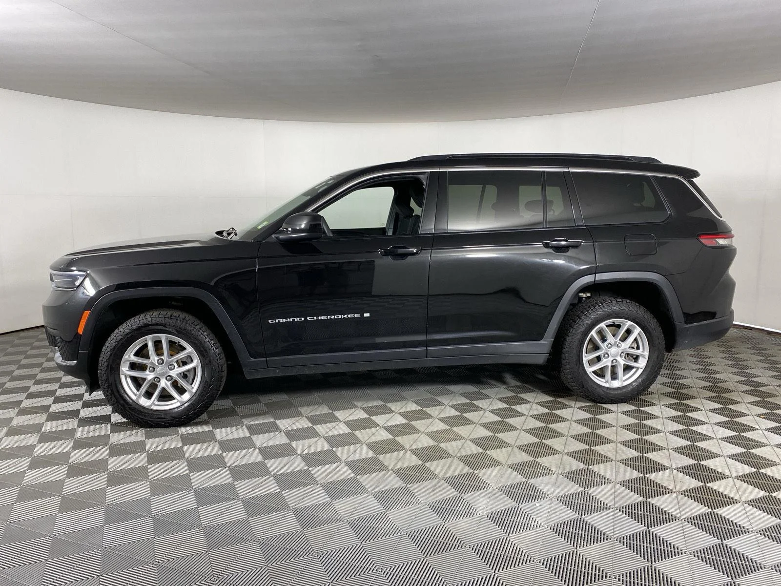 Used 2024 Diamond Black Crystal Pearlcoat Jeep Laredo image 4
