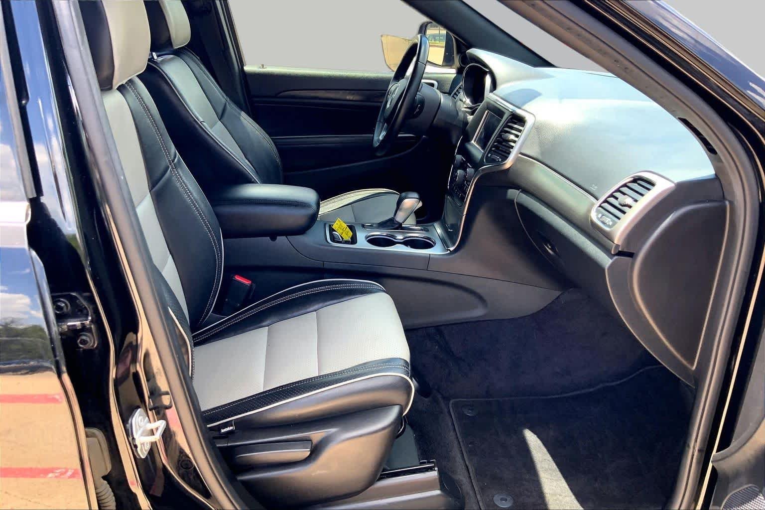 Used 2018 Diamond Black Crystal Pearlcoat Jeep Laredo image 9